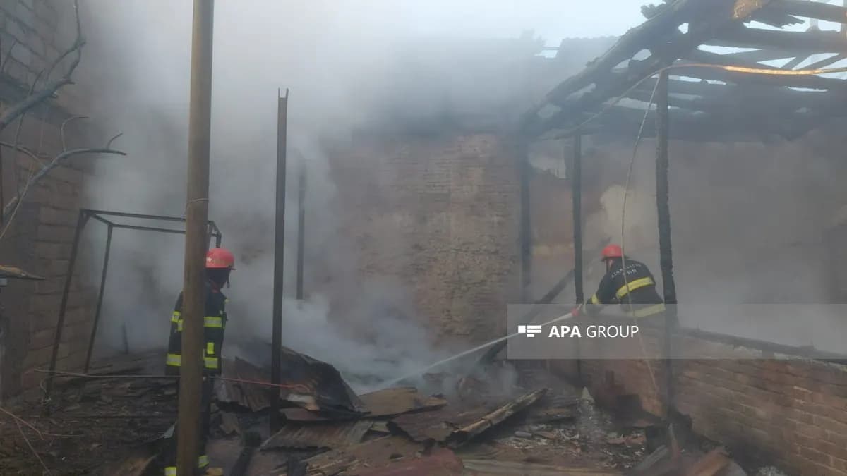 Gəncədə bitişik evlərdə baş verən yanğın söndürülüb!