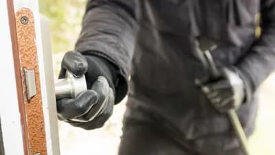 Bakıda xəstəxanada oğurluq: Recidivist saxlanıldı, qadın 1500 manatdan oldu