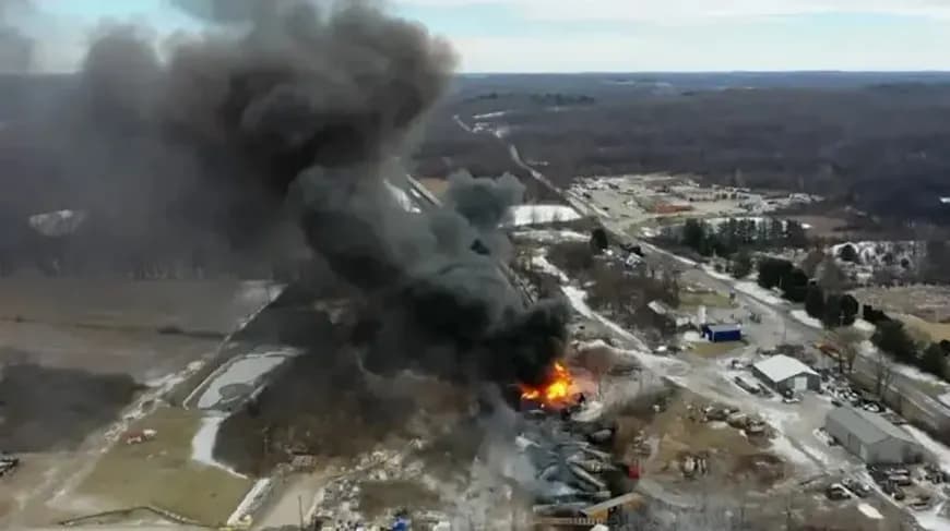 Kentukki: Yük qatarı qəzası, yanğın və kükürd sızması təhlükəsi